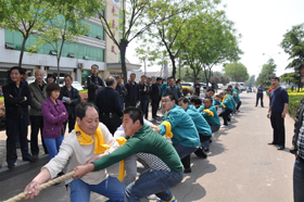 團(tuán)隊拔河比賽進(jìn)行中